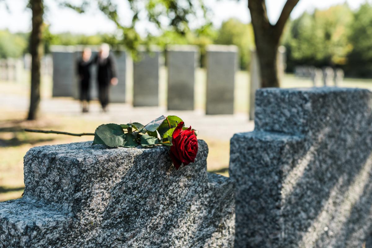 Це завжди потрібно на кладовищі: 5 речей, які обовʼязково взяти з собою