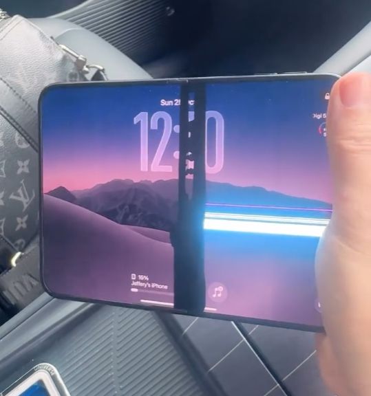 iPhone Duo має дефект шарніра, який ламає екран