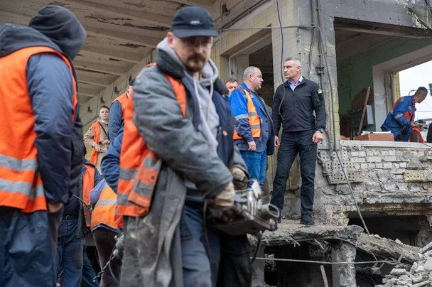 Ракетний удар по «Чернігівській»: коли відновлять роботу метро і що порятує Київ від колапсу