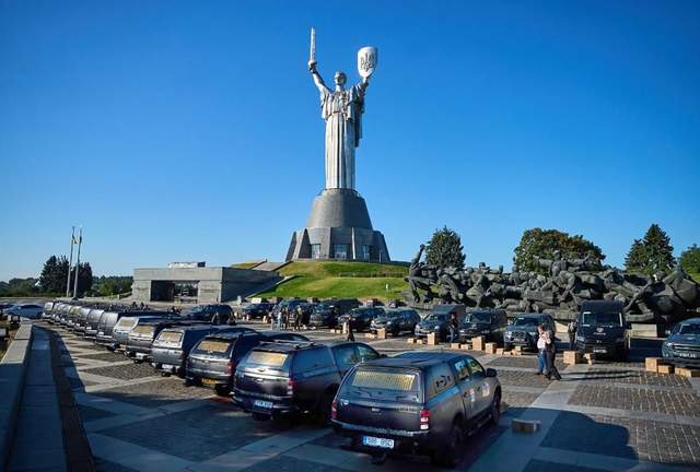 Масштабний конвой від NAFO: волонтери пригнали 38 автомобілів для фронту