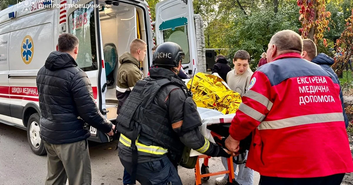 Рятувальники та медики допомагають пораненим на місці удару по Павлограду
