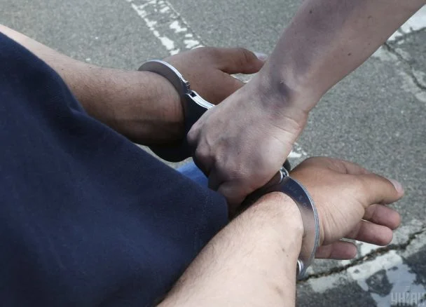 На Вінниччині чоловік пів року ґвалтував 14-річну доньку своїх друзів