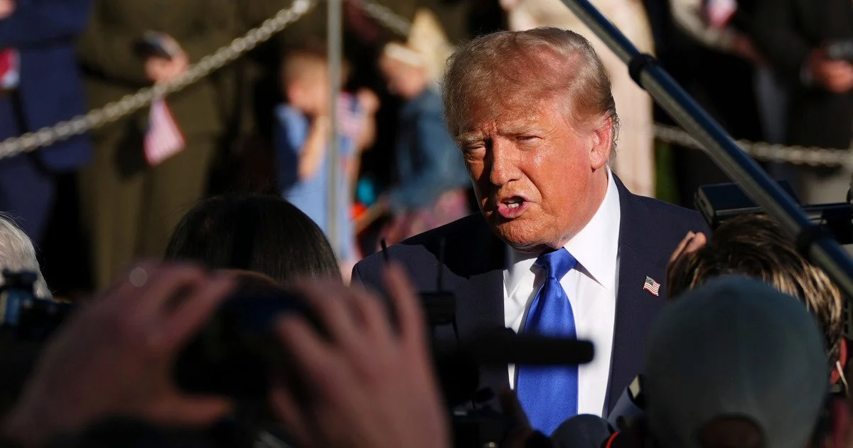 Президент США Дональд Трамп спілкується з журналістами перед тим, як сісти на посадку на борт вертольота у четвер, 22 жовтня 2026 року, у Вашингтоні