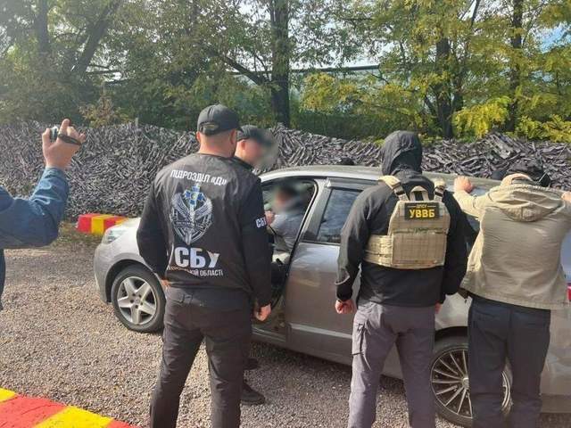 Тариф від 13 тисяч гривень до 4 тисяч доларів: як перевізники-аферисти наживаються на довірливих втікачах