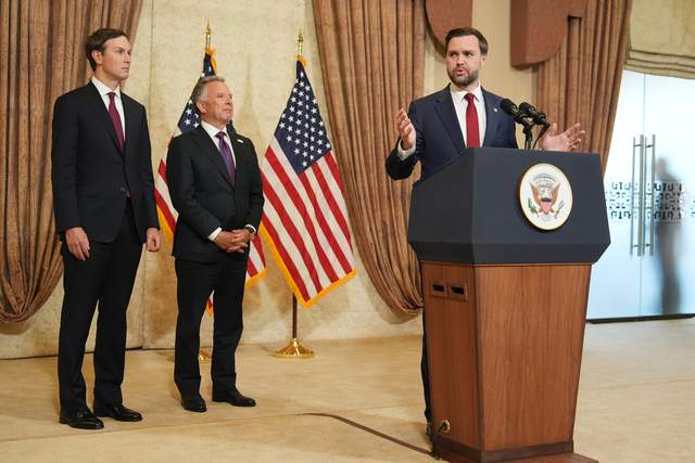 "Не тиснуть, але просять": у Трампа "делікатно" обговорюють Донбас та удари по НПЗ Росії