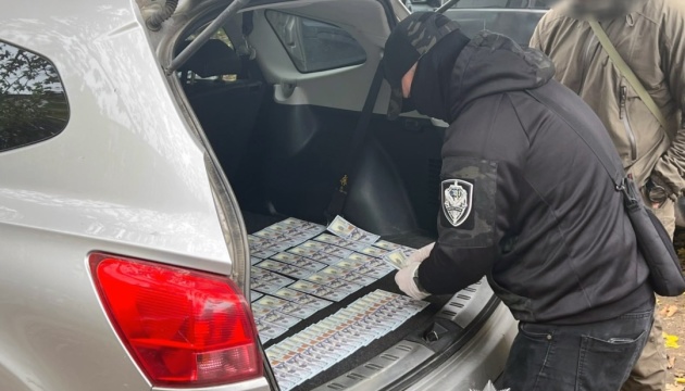 На Херсонщині керівника благодійного фонду підозрюють у продажі призначених для ЗСУ автівок