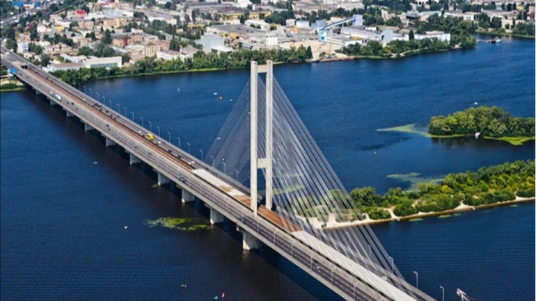 На Південному мосту залишать одну смугу для руху на лівий берег