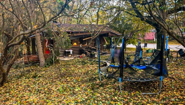 На Харківщині російський дрон вдарив по парку - загинули дві жінки й немовля, 15 поранених