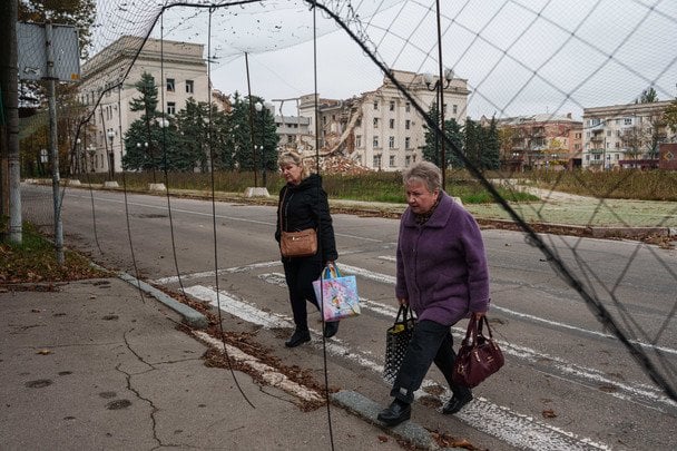 На вулицях міста побільшало людей / © Associated Press