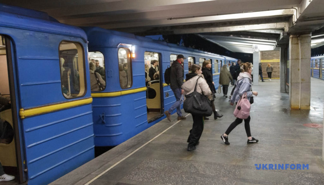 У Києві відновили рух поїздів «зеленої» гілки метро між станціями «Осокорки» та «Червоний хутір»