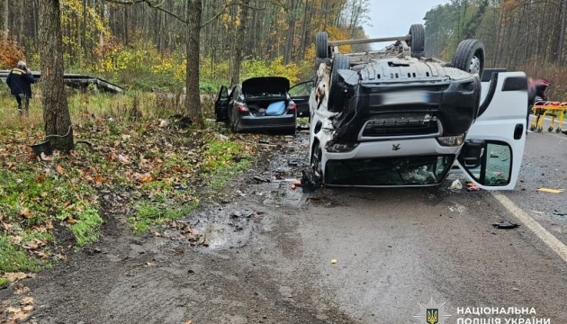 На Львівщині зіткнулися мінівантажівка й Toyota: один загиблий, дев’ятеро постраждалих