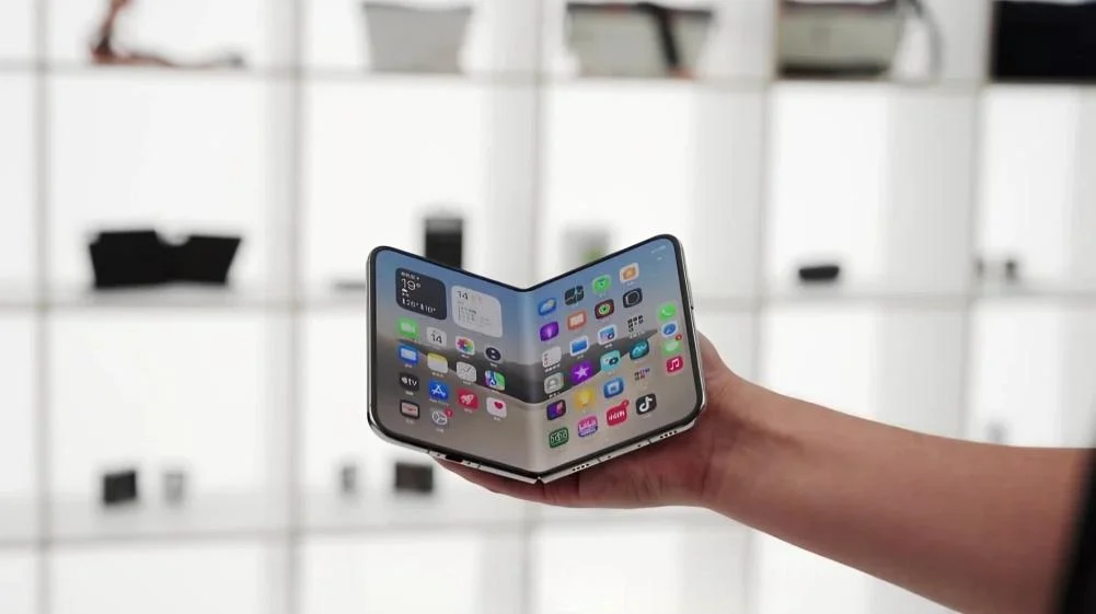 iPhone Duo за 2000 доларів склали і розклали 10 тисяч разів: що сталося з екраном