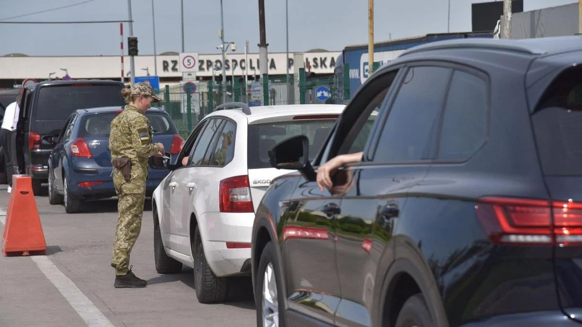 Черги до дев’яти днів: на кордоні з Польщею розпочався транспортний колапс