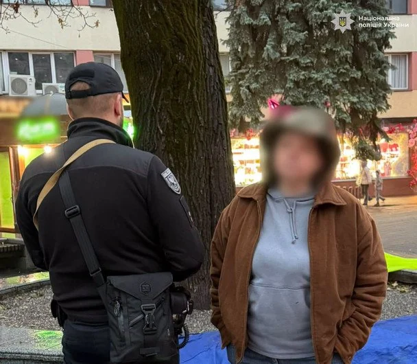 Затримана жителька Івано-Франківська, яка підпалила український прапор  / © Поліція Івано-Франківської області