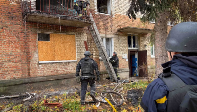 У Глухові через атаку РФ пошкоджена п’ятиповерхівка, пожежу загасили