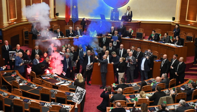 В Албанії опозиція зірвала засідання парламенту, запаливши фаєри
