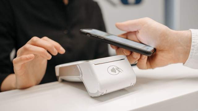 Телефон замість картки: як підключити NFC та оплачувати покупки безконтактно