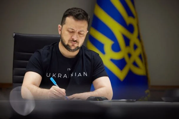 Кінець дешевим посилкам з-за кордону та "тіньовим" продажам: Зеленський підписав закони