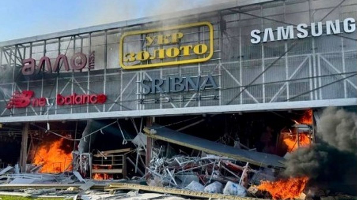 Пожежа в будівлі торговельного центру після російського удару по Запоріжжю 26 жовтня 2026 року