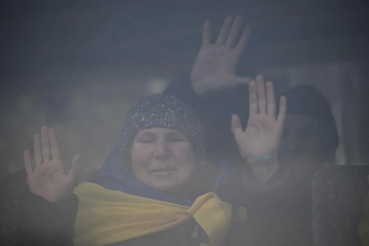 Чекали під дощем на трасі: із села біля Олешків разом із колоною евакуювали кілька родин