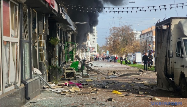 Удар по центру Чернігова: загинули двоє дівчат-підлітків, по медичну допомогу звернулися 37 людей