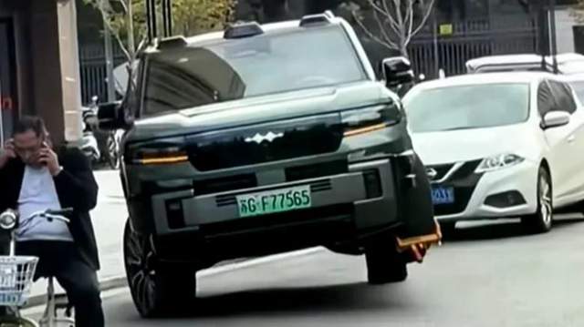 Як обдурити паркувальників: позашляховик BYD поїхав на трьох колесах, щоб скинути блокувач коліс