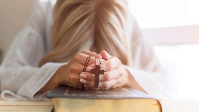 Чи гріх молитися лише у скрутні часи: пояснення священника ПЦУ