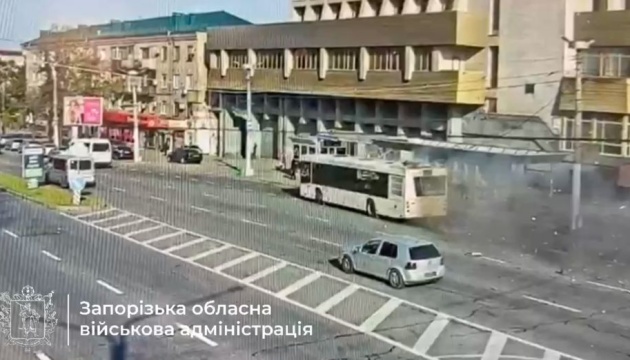 Ворожий FPV-дрон атакував автобус у центрі Запоріжжя, є поранені