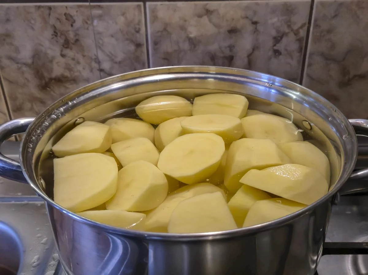 У якій воді варити картоплю - у холодній чи у киплячій: кухарі дали однозначну відповідь