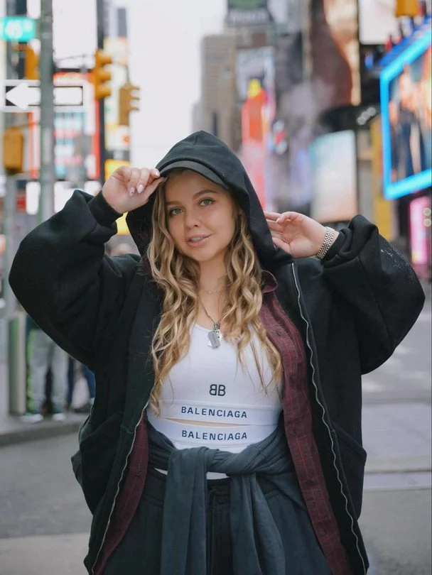 Блогерка з України Роговенко після затримання у США показалася у в'язниці й розкрила, що сталося