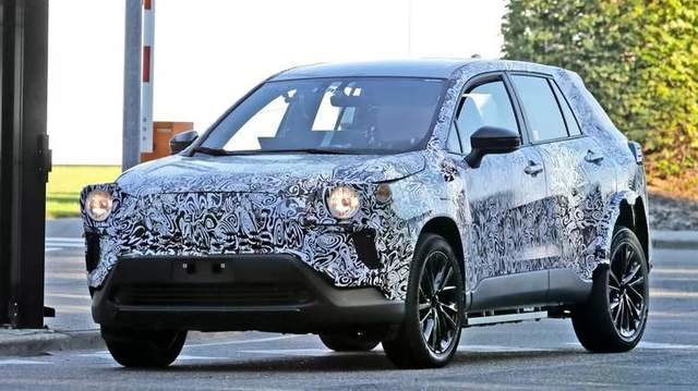 Електрична Toyota Corolla Cross ховається під старим кузовом: перші фото майбутнього електрокросовера