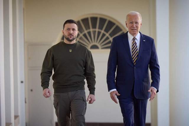 Мені потрібна зброя, а не евакуація, – Зеленський пригадав розмову з Байденом