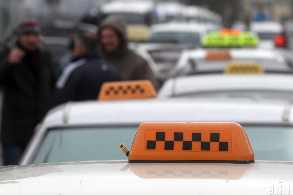 Міністр Калашник: меморандум з операторами таксі встановив стелю цін на поїздки під час тривог