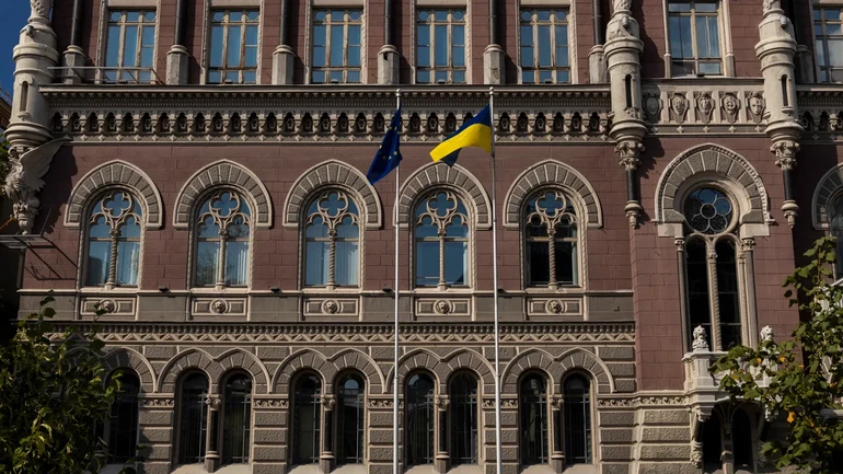 НБУ побив два рекорди, стримуючи падіння гривні