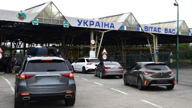 Митниця запустила новий сервіс для водіїв на іноземних номерах: що можна перевірити