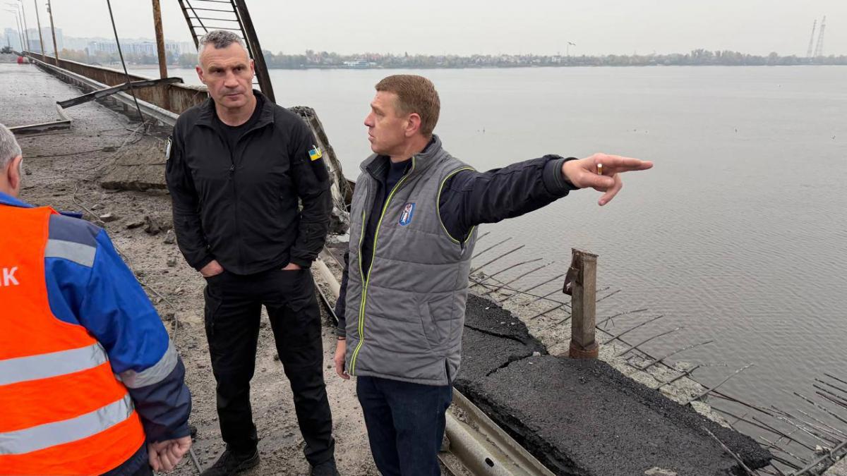 Росія вдарила по Південному мосту в Києві: з'явилися перші кадри пошкоджень