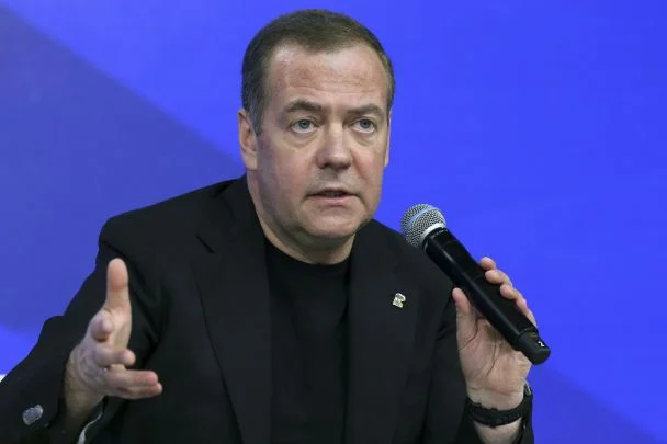 «До біса американців»: Медведєв накинувся на Трампа, поки той заграє з Путіним
