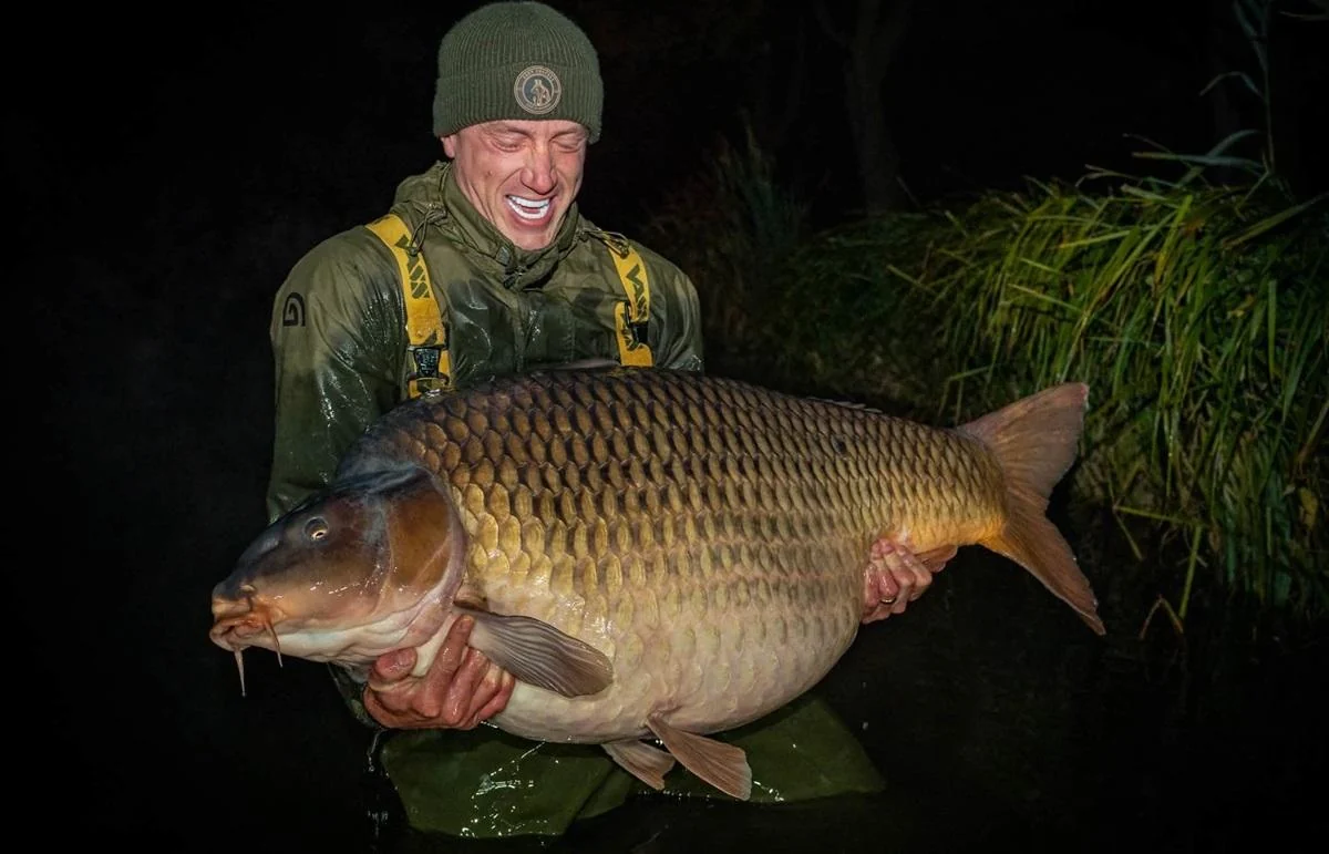 Рибалка виловив величезного коропа вагою 52 кг, але його рекорд опинився під сумнівом