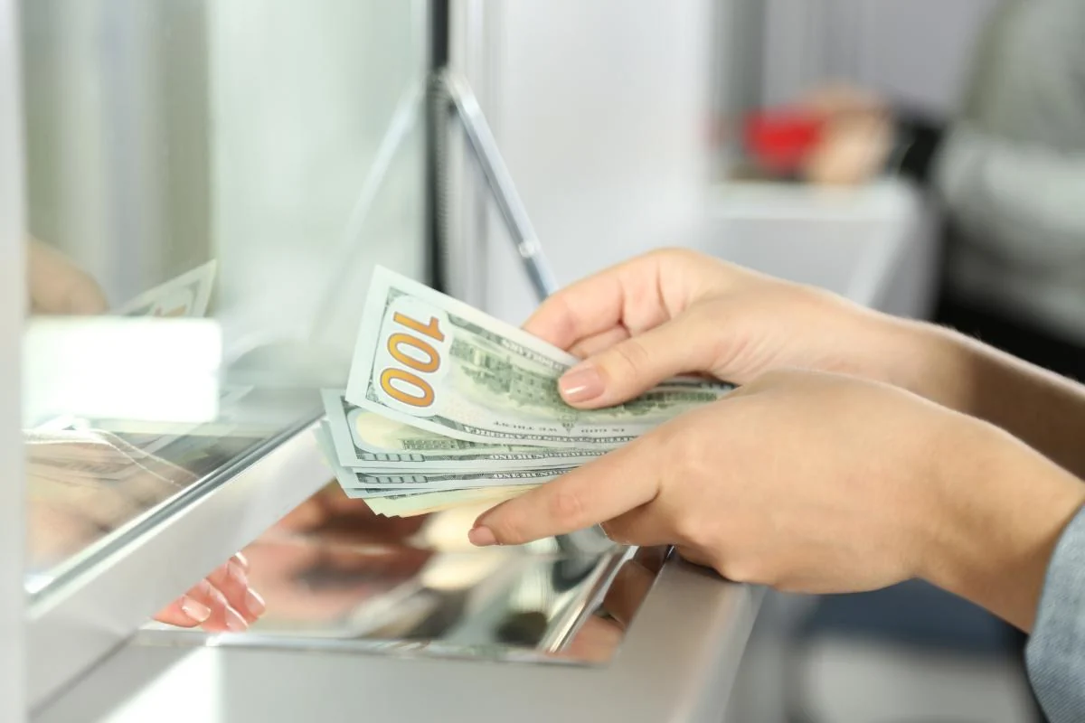 Скільки коштують 100 доларів у 'ПриватБанку': актуальний курс валют на п’ятницю