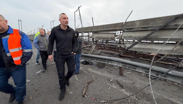 У Києві фахівці оцінюють пошкодження на Південному мосту після балістичного удару