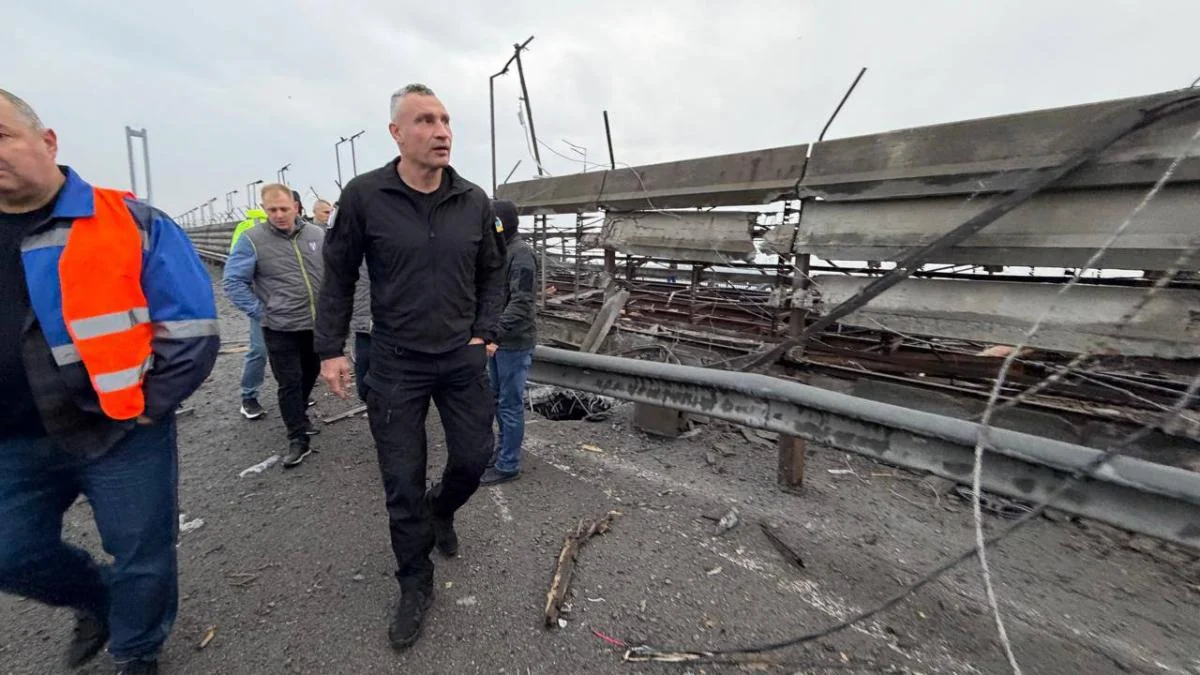 Росія вдарила по Південному мосту в Києві: з'явилися перші кадри пошкоджень