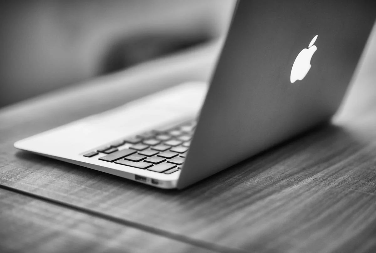 Apple представила новий MacBook Pro з сенсорним екраном: 'яблуко' знову світиться