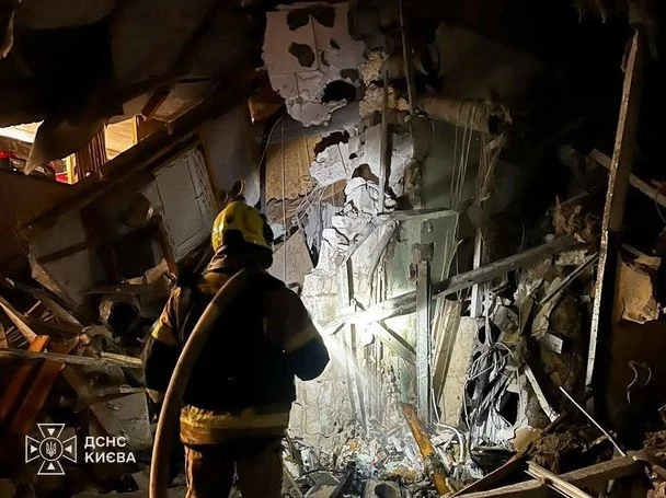 Руйнування в Києві внаслідок ракетного удару / © ДСНС