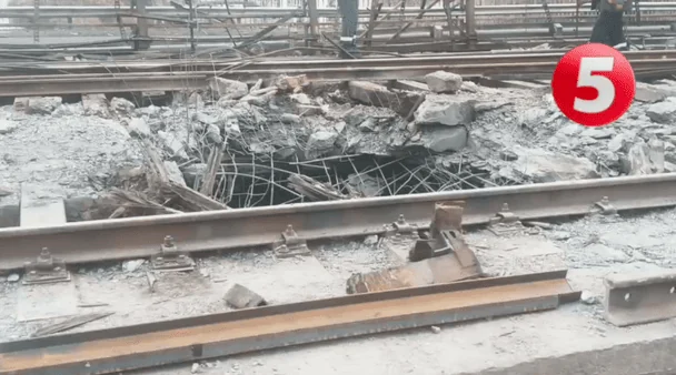 Зяє величезна вирва: наслідки балістичного удару по Південному мосту в Києві зняли на відео