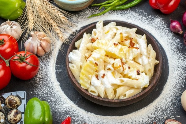Звичайні макарони перетворяться на неймовірно смачну й ароматну страву: додайте це під час варіння