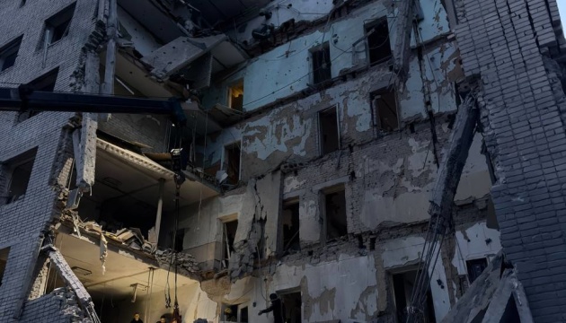 Авіаудар по Ізюму: під завалами будівлі знайшли тіла чотирьох загиблих